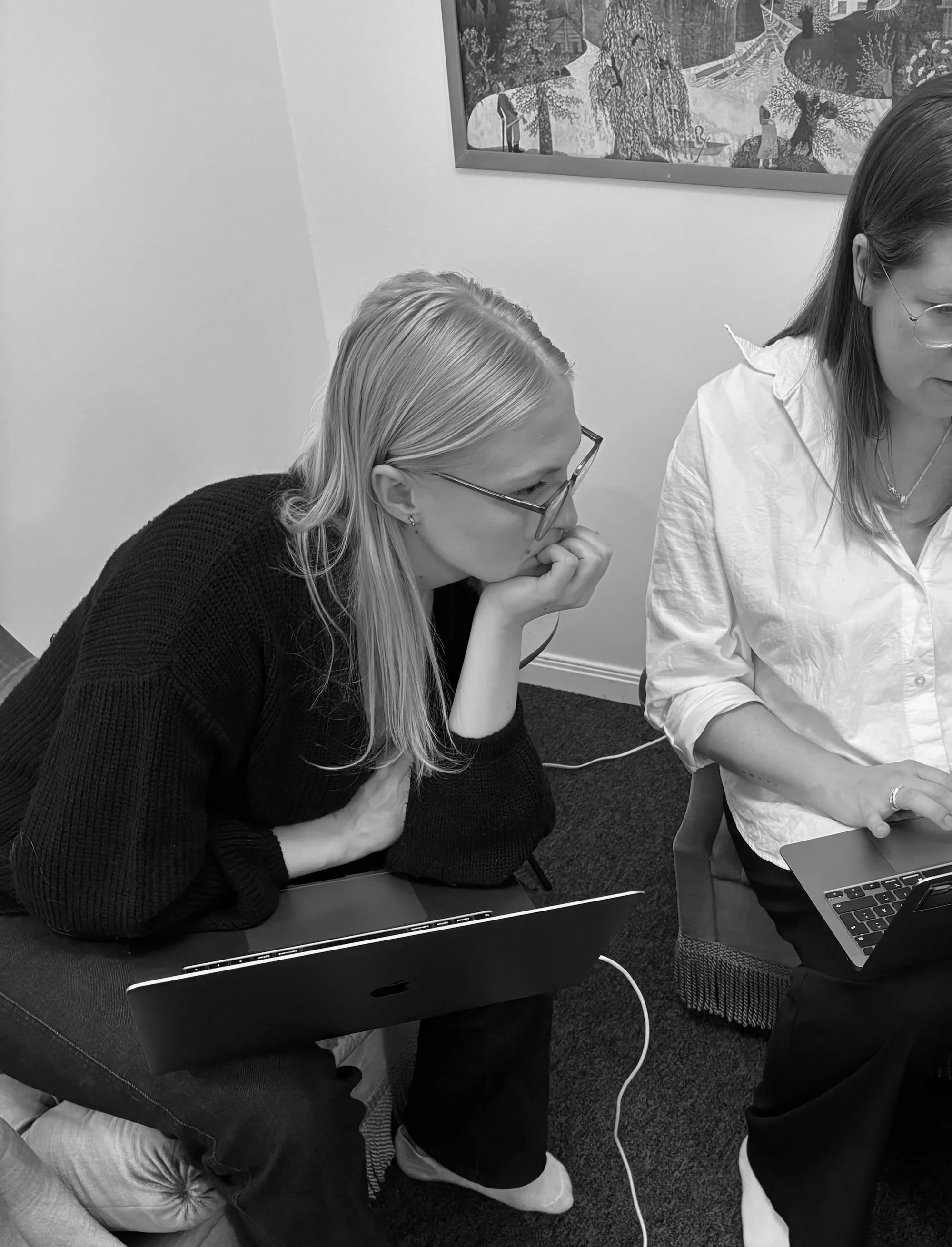 Elin working together with a colleague